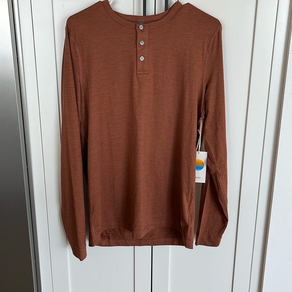 Men’s long sleeve Vuori Performance Ease Henley size M